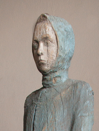 Деревянная скульптура "Девочка" из мемориала, фрагмент
